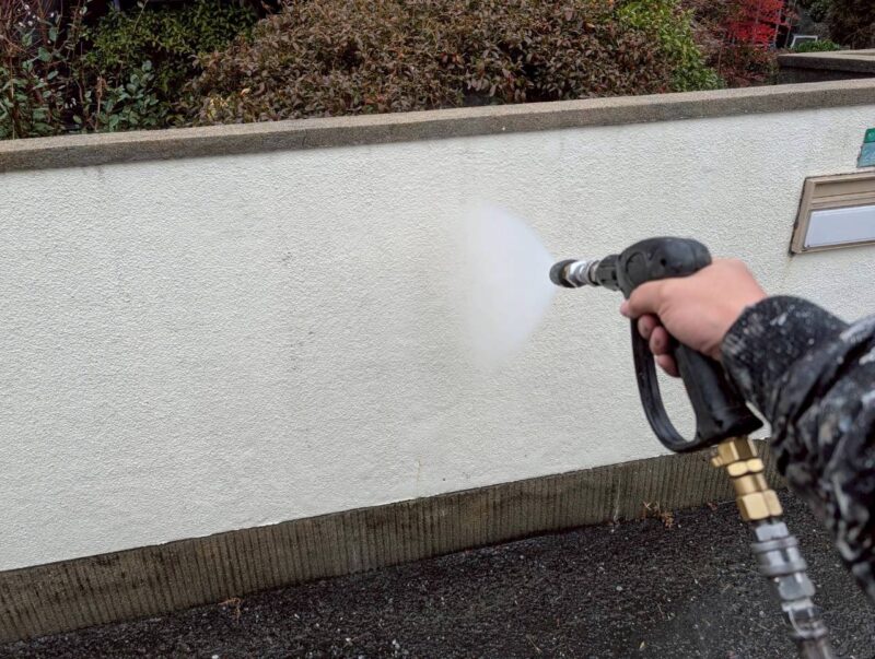 福岡県福岡市早良区梅林のK様邸で外壁のひび割れや塗膜劣化をきれいに仕上げる塗装工事を行っています。2026年2月14日着工です。【HPより】