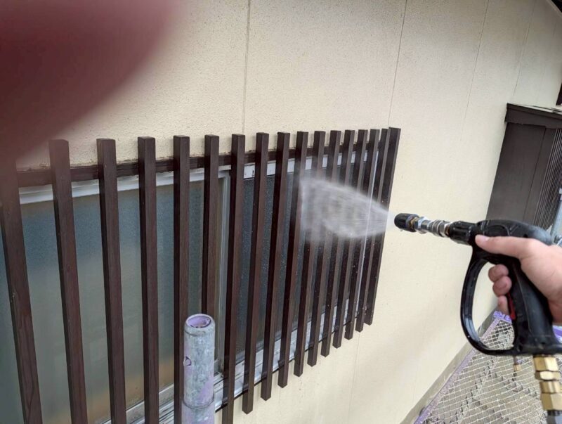 福岡県福岡市早良区梅林のK様邸で外壁のひび割れや塗膜劣化をきれいに仕上げる塗装工事を行っています。2026年2月14日着工です。【HPより】