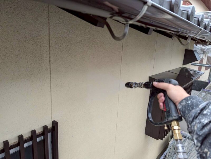 福岡県福岡市早良区梅林のK様邸で外壁のひび割れや塗膜劣化をきれいに仕上げる塗装工事を行っています。2026年2月14日着工です。【HPより】