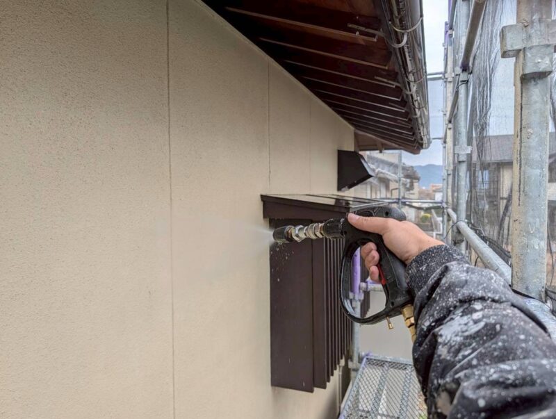 福岡県福岡市早良区梅林のK様邸で外壁のひび割れや塗膜劣化をきれいに仕上げる塗装工事を行っています。2026年2月14日着工です。【HPより】