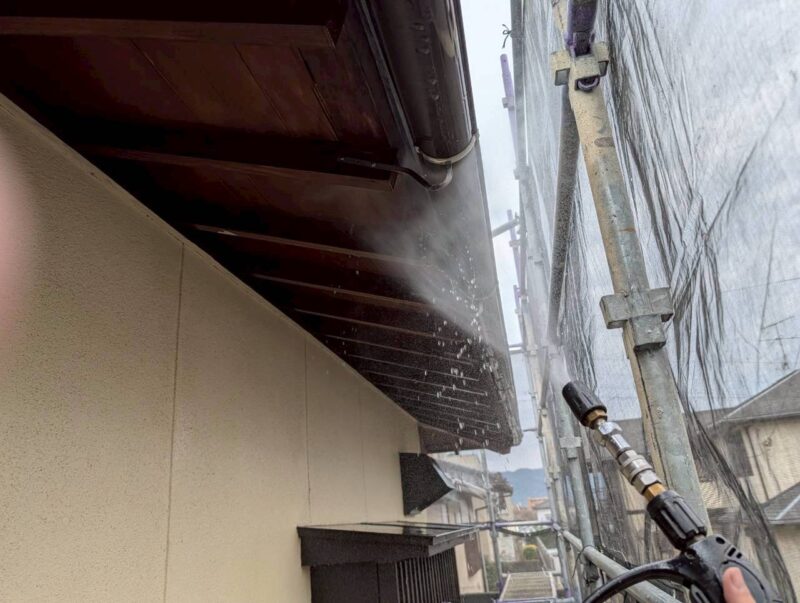 福岡県福岡市早良区梅林のK様邸で外壁のひび割れや塗膜劣化をきれいに仕上げる塗装工事を行っています。2026年2月14日着工です。【HPより】