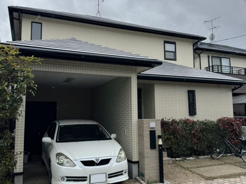 福岡県福岡市早良区飯倉のT様邸で外壁のチョーキング現象と屋根の色あせが進行している状態を明るく美しく整える塗装工事を行いました。2026年4月3日完成です。【OB様からのご紹介より】