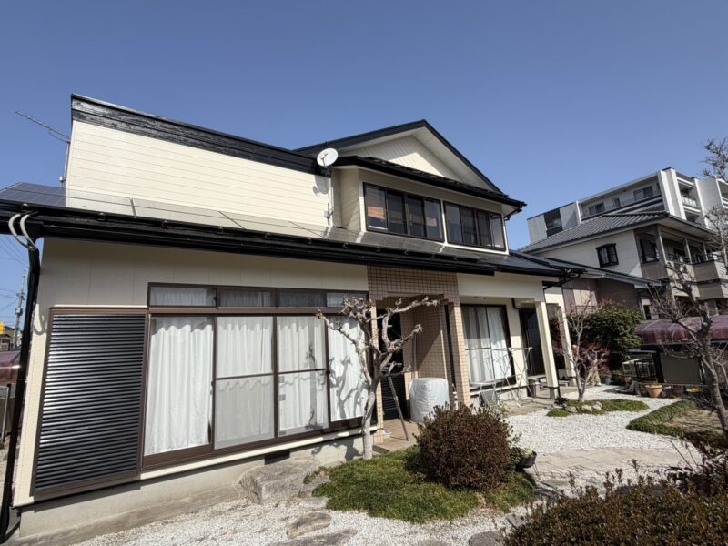 福岡県太宰府市向佐野のS様邸で外壁の色あせと屋根のツヤ低下を整える外壁屋根塗装工事を行っています。2026年2月6日着工です。【チラシより】