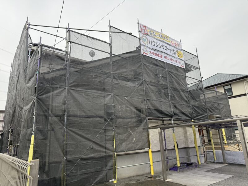 福岡県小郡市三国ヶ丘のK様邸で外壁の色あせと屋根の塗膜劣化が進行している状態を明るく美しく整える塗装工事を行っています。2026年2月24日着工です。【チラシより】