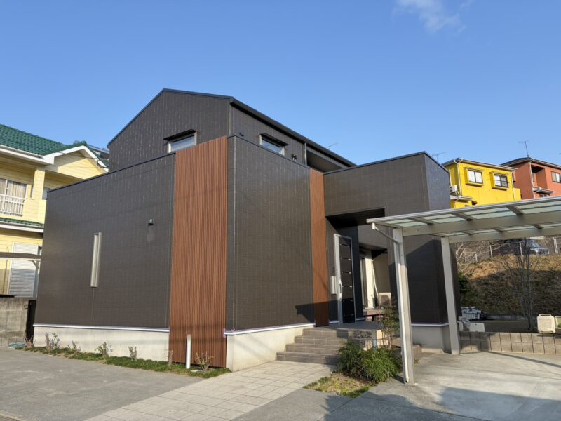 福岡県太宰府市高雄のN様邸で外壁の色あせと屋根の塗膜劣化を美しくよみがえらせる塗装工事を行いました。2026年3月12日完成です。【HPより】