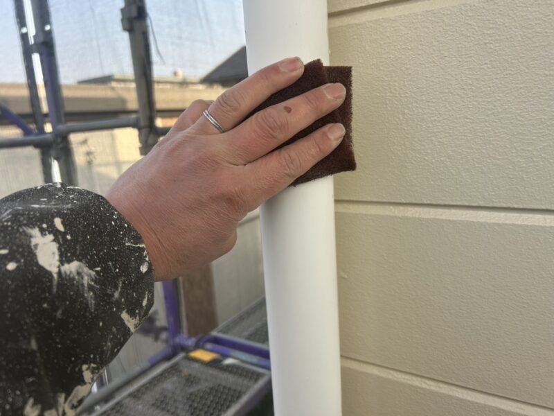 福岡県太宰府市向佐野のS様邸で外壁の色あせと屋根のツヤ低下を整える外壁屋根塗装工事を行っています。2026年2月6日着工です。【チラシより】