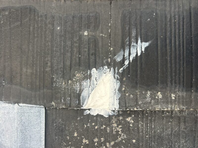 福岡県太宰府市向佐野のS様邸で外壁の色あせと屋根のツヤ低下を整える外壁屋根塗装工事を行っています。2026年2月6日着工です。【チラシより】