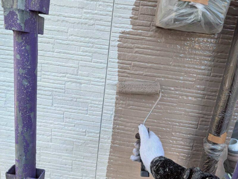 福岡県古賀市花見東のY様邸で外壁のひび割れや屋根の色あせを整え、建物全体をきれいに仕上げる塗装工事を行いました。2026年2月9日着工です。【HPより】