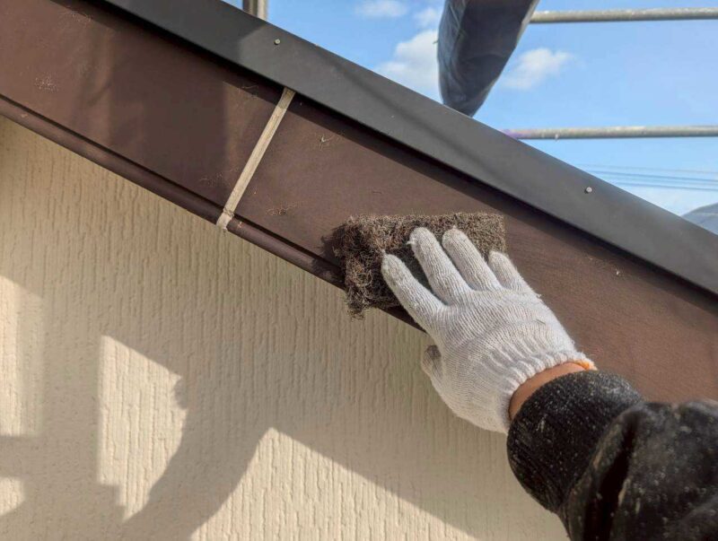 福岡県古賀市花見東のY様邸で外壁のひび割れや屋根の色あせを整え、建物全体をきれいに仕上げる塗装工事を行いました。2026年2月9日着工です。【HPより】