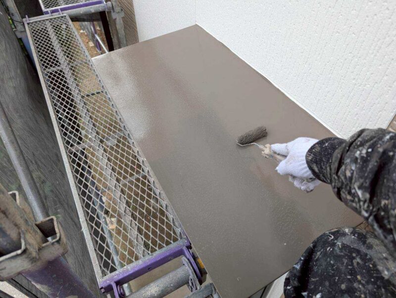 福岡県古賀市花見東のY様邸で外壁のひび割れや屋根の色あせを整え、建物全体をきれいに仕上げる塗装工事を行いました。2026年2月9日着工です。【HPより】