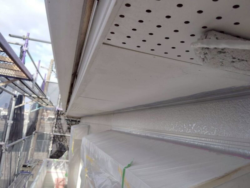 福岡県福岡市東区香椎駅東のS様邸で苔や汚れが付着している屋根とひび割れや汚れが見られる外壁を保護する塗装工事を行いました。2026年3月25日完成です。【HPより】