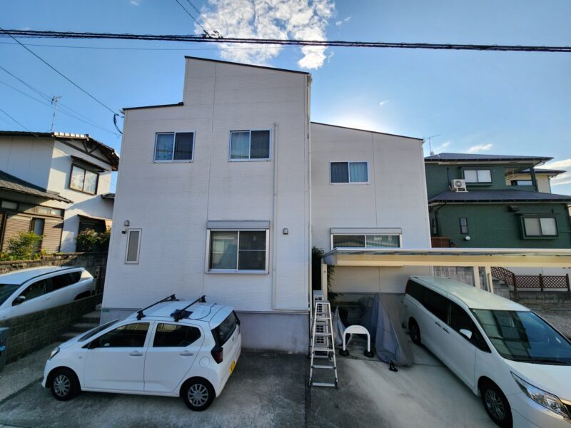 福岡県糟屋郡粕屋町花ヶ浦のY様邸でコーキングの劣化と外壁の汚れや苔が付着している外壁をきれいに整える外壁塗装工事を行いました。2026年3月3日完成です。【HPより】