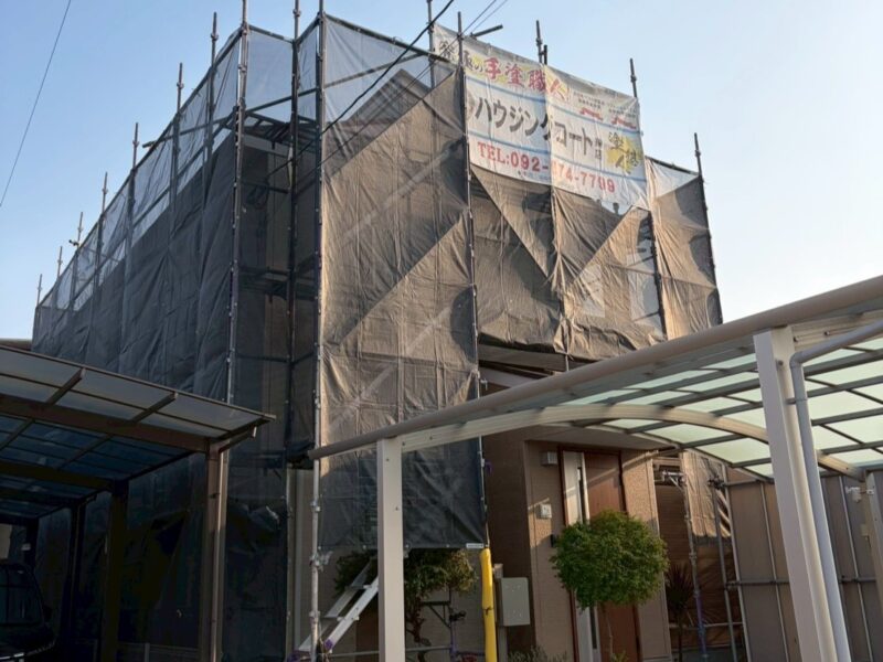 福岡県糟屋郡志免町田富のK様邸で外壁のコーキングの劣化や汚れが付着している外壁と色あせしている屋根を塗装で保護する工事を行っています。2026年2月20日着工です。【HPより】