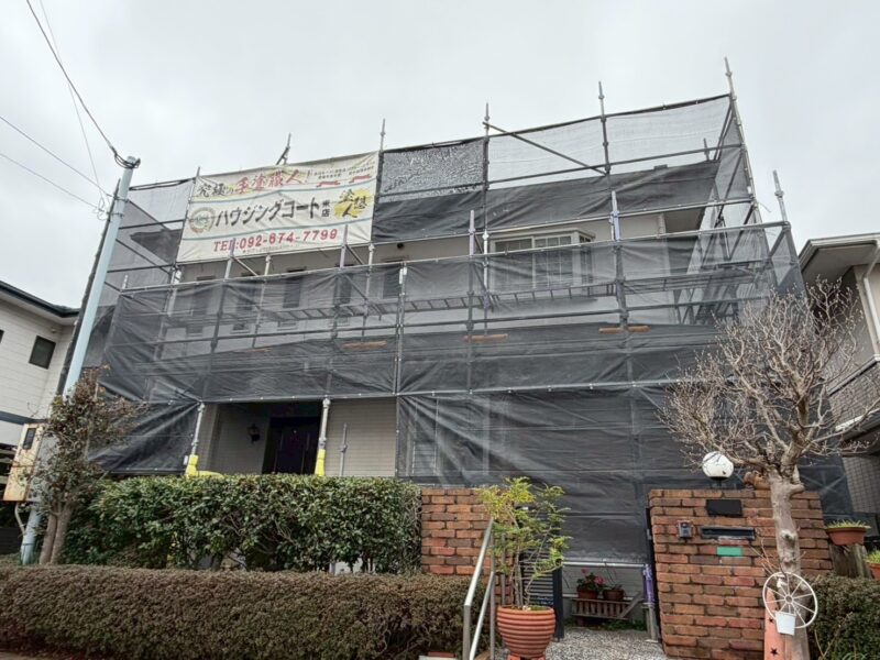 福岡県古賀市舞の里のI様邸で外壁のコーキングの劣化や汚れが付着している外壁と苔や色あせが見られる屋根を整えて保護する塗装工事を行っています。2026年2月25日着工です。【HPより】