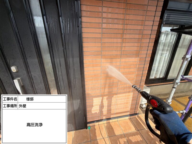 福岡県朝倉郡筑前町高田のT様邸で外壁の汚れや色あせを整える外壁塗装工事を行っています。2026年3月18日着工です。【HPより】