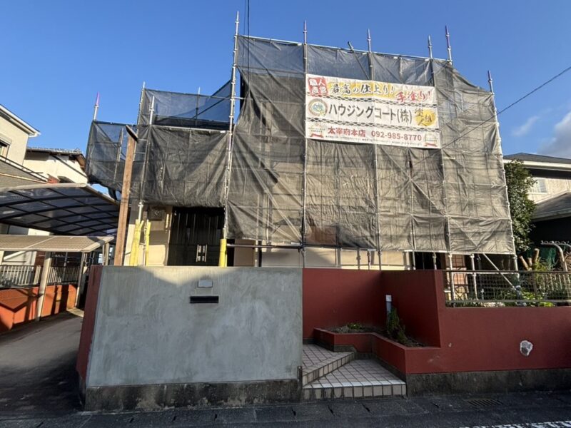 福岡県春日市塚原台のT様邸で外壁の汚れと屋根の色あせをきれいに整える塗装工事を行っています。2026年3月14日着工です。【HPより】