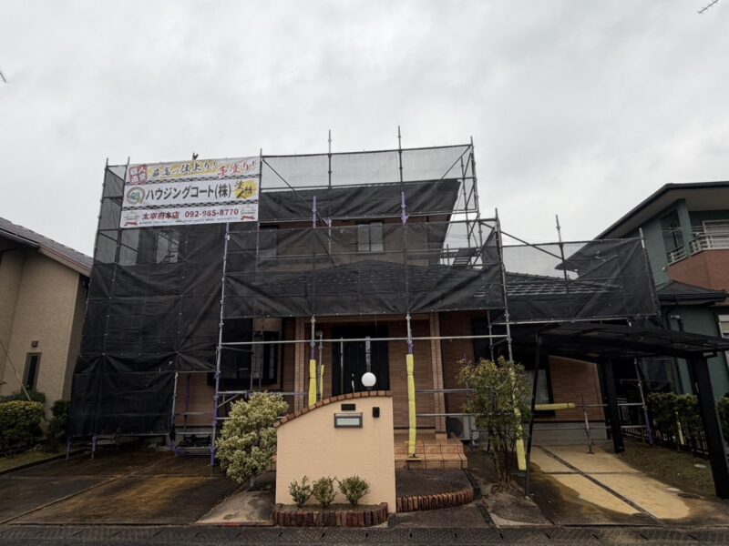 福岡県朝倉郡筑前町高田のT様邸で外壁の汚れや色あせを整える外壁塗装工事を行っています。2026年3月18日着工です。【HPより】