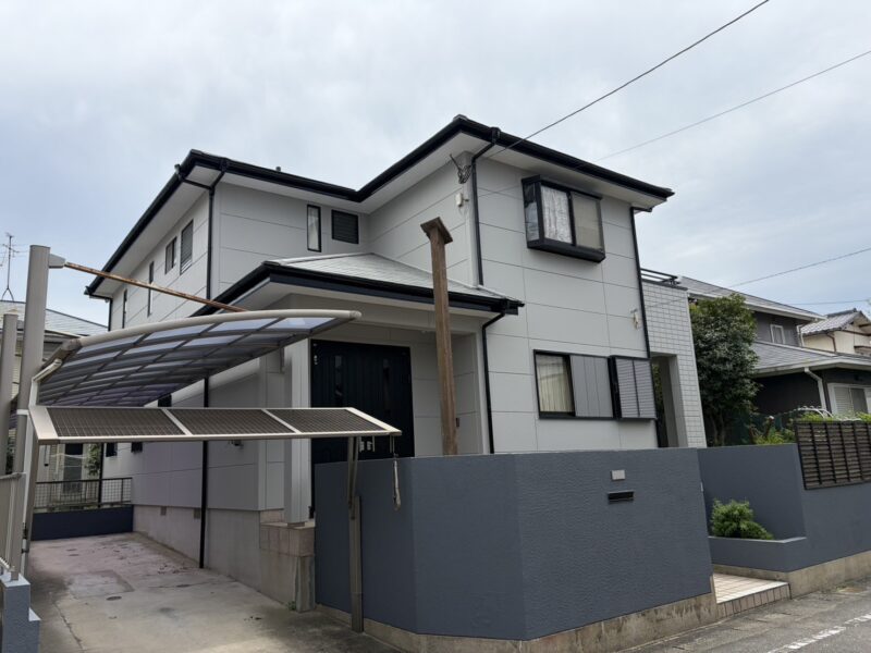 福岡県春日市塚原台のT様邸で外壁の汚れと屋根の色あせをきれいに整える塗装工事を行いました。2026年4月17日完成です。【HPより】
