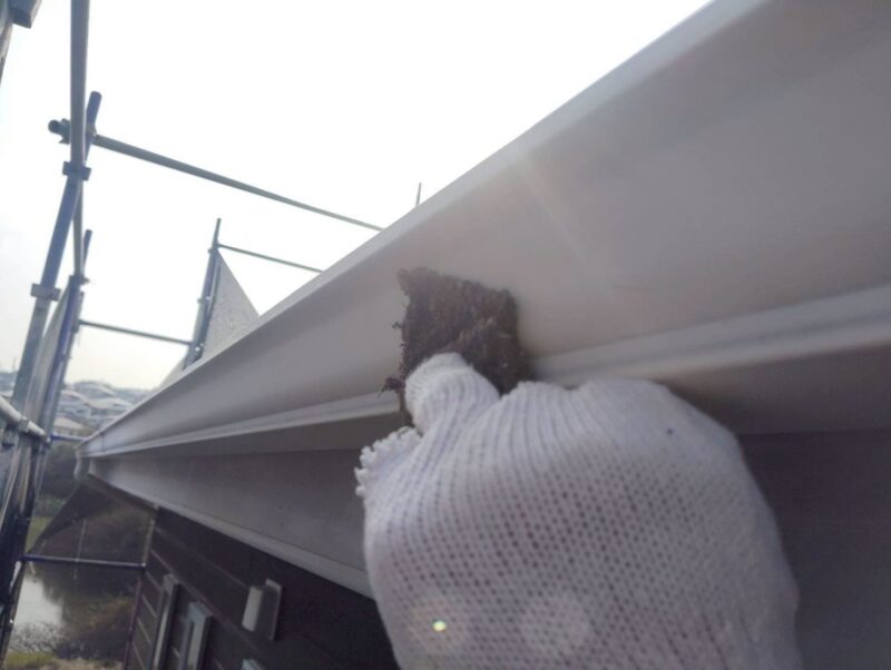 福岡県福岡市東区香椎駅東のS様邸で苔や汚れが付着している屋根とひび割れや汚れが見られる外壁を保護する塗装工事を行いました。2026年3月25日完成です。【HPより】