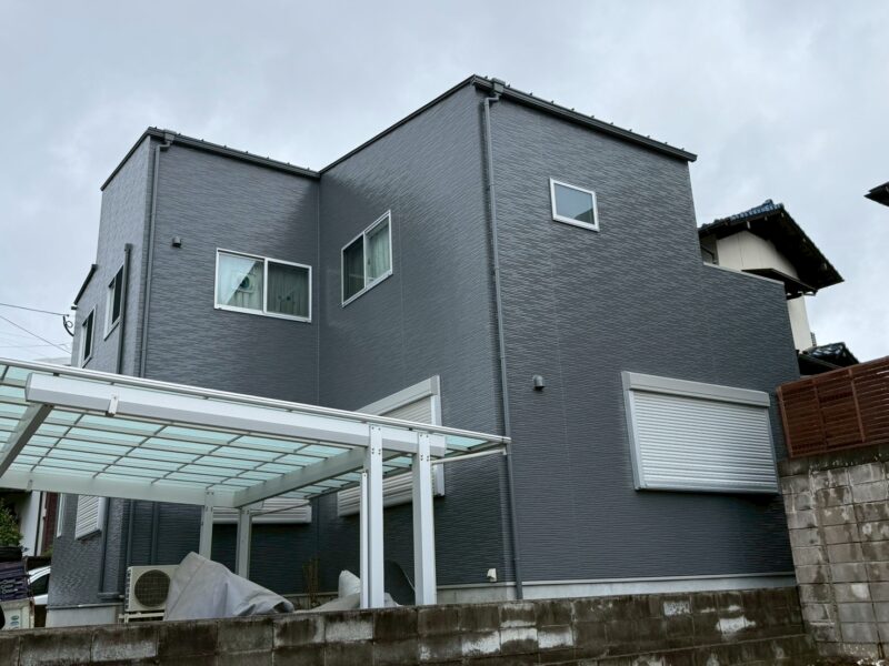 福岡県糟屋郡粕屋町花ヶ浦のY様邸でコーキングの劣化と外壁の汚れや苔が付着している外壁をきれいに整える外壁塗装工事を行いました。2026年3月3日完成です。【HPより】