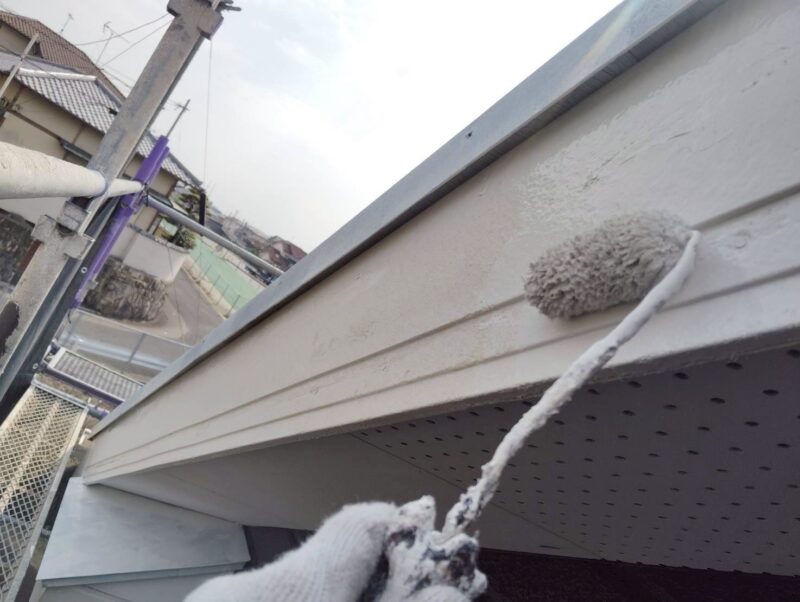 福岡県福岡市東区香椎駅東のS様邸で苔や汚れが付着している屋根とひび割れや汚れが見られる外壁を保護する塗装工事を行いました。2026年3月25日完成です。【HPより】