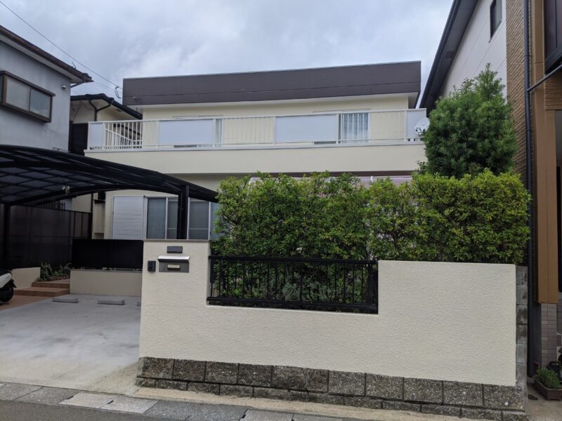 軒天塗装は必要？黒ずみやシミの原因と素材別メンテナンスの考え方