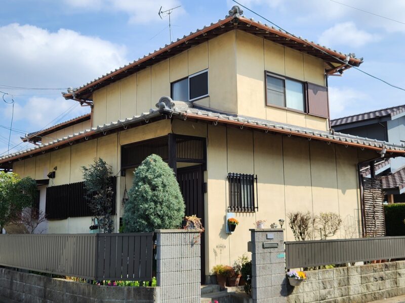 福岡県福岡市東区土井のK様邸で外壁の汚れと塗膜の傷みを整え落ち着いた風合いを長く保つ塗装工事を行いました。2026年5月15日完成です。【HPより】