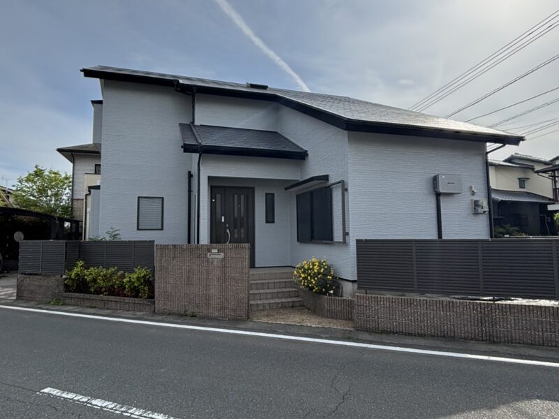 福岡県朝倉郡筑前町下高場のH様邸で外壁のチョーキング現象と屋根の塗膜劣化を改善する塗装工事を行っています。2026年5月2日完成です。【HPより】