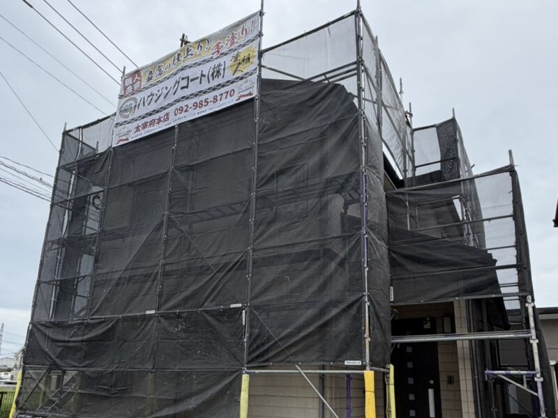 福岡県朝倉郡筑前町二のM様邸で外壁のチョーキング現象と屋根の劣化を改善する塗装・シーガード工事を行っています。2026年4月13日着工です。【HPより】
