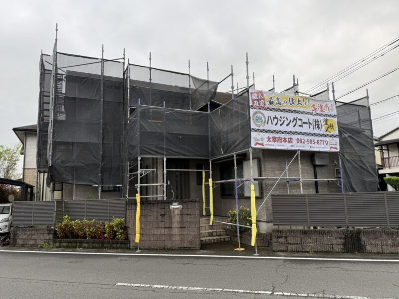 福岡県朝倉郡筑前町下高場のH様邸で外壁のチョーキング現象と屋根の塗膜劣化を改善する塗装工事を行っています。2026年4月15日着工です。【HPより】