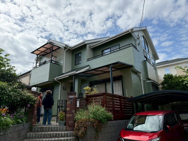 福岡県福岡市東区青葉のN様邸でコーキングのひび割れや屋根の防水性低下を改善する塗装メンテナンス工事を行いました。2026年4月26日完成です。【HPより】