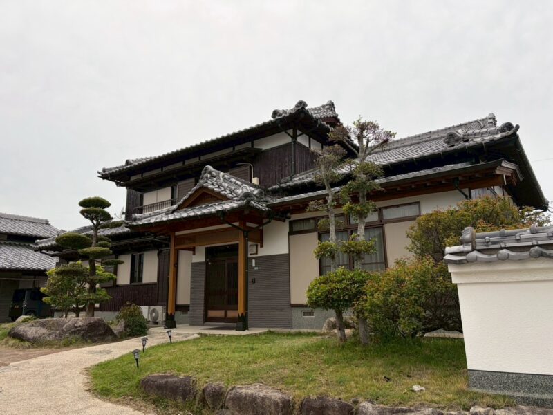 福岡県福岡市東区和白東のK様邸で色落ちした木部と防水性が低下した外壁を整え和の風合いを生かす塗装工事を行いました。2026年4月18日完成です。【HPより】