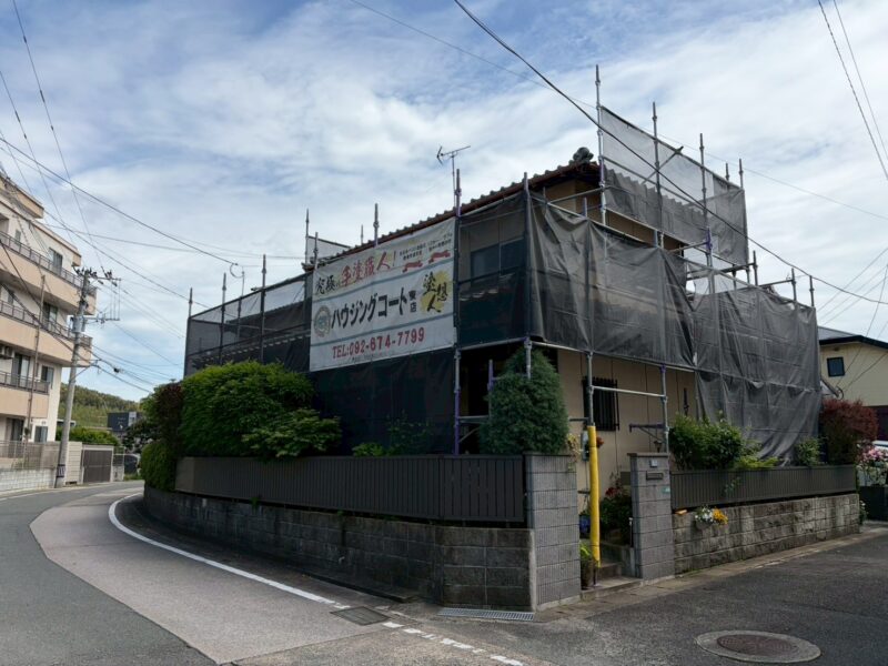 福岡県福岡市東区土井のK様邸で外壁の汚れと塗膜の傷みを整え落ち着いた風合いを長く保つ外壁塗装工事を行っています。2026年5月2日着工です。【HPより】