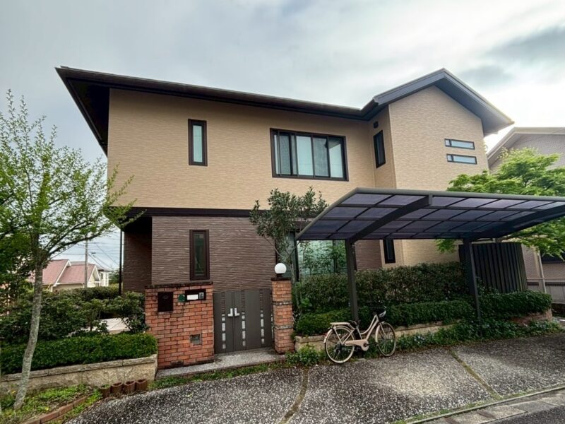福岡県福岡市東区香椎台のI様邸で外壁の継ぎ目や角のひび割れを補修し防水性を高める塗装工事を行いました。2026年4月10日完成です。【HPより】