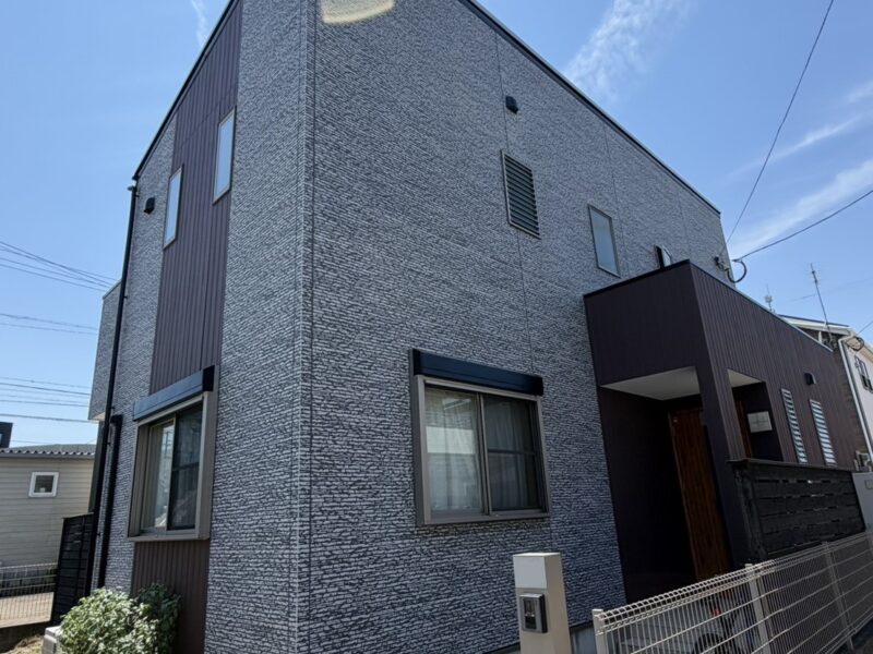 福岡県大野城市南ヶ丘のU様邸で通り沿いに面した外壁の汚れと屋根の保護機能を整え品よく引き締まった外観へ仕上げる塗装工事を行いました。2026年6月10日着工です。【HPより】