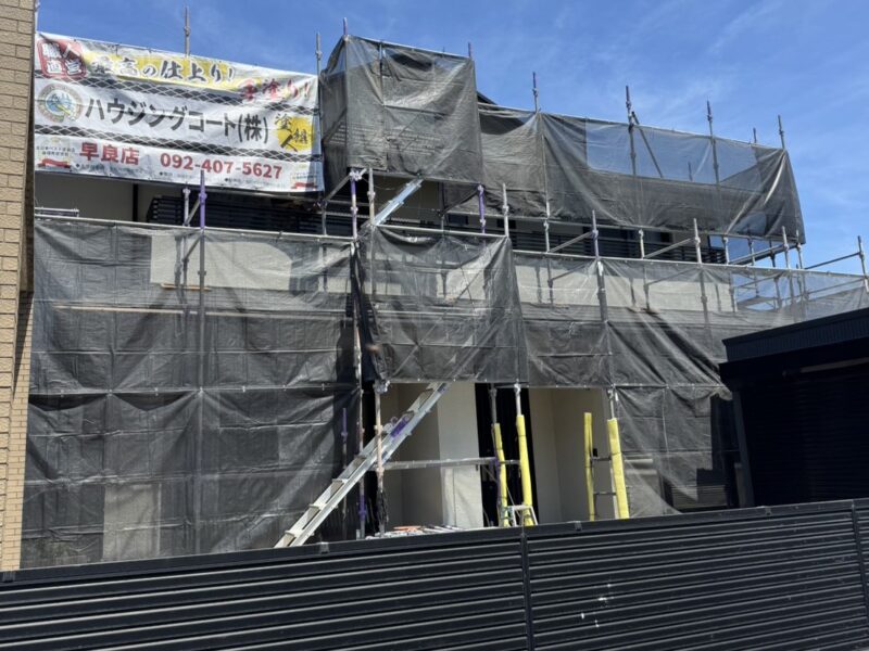 福岡県糸島市二丈深江のS様邸で外壁の防水性低下と屋根の色あせを整え落ち着きのある外観を長持ちさせる外壁屋根塗装工事を行っています。2026年5月8日着工です。【HPより】