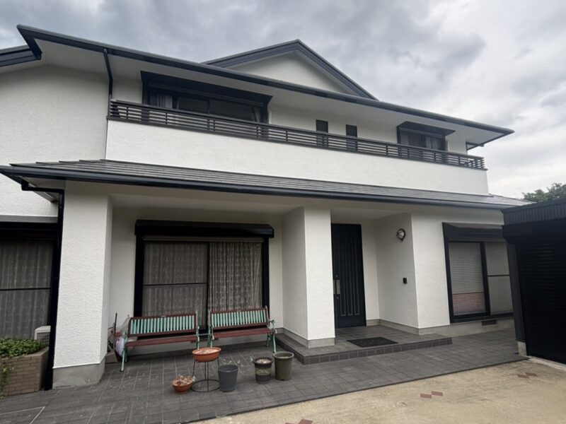 福岡県糸島市二丈深江のS様邸で外壁の防水性低下と屋根の色あせを整え落ち着きのある外観を長持ちさせる塗装工事を行いました。2026年5月26日完成です。【HPより】