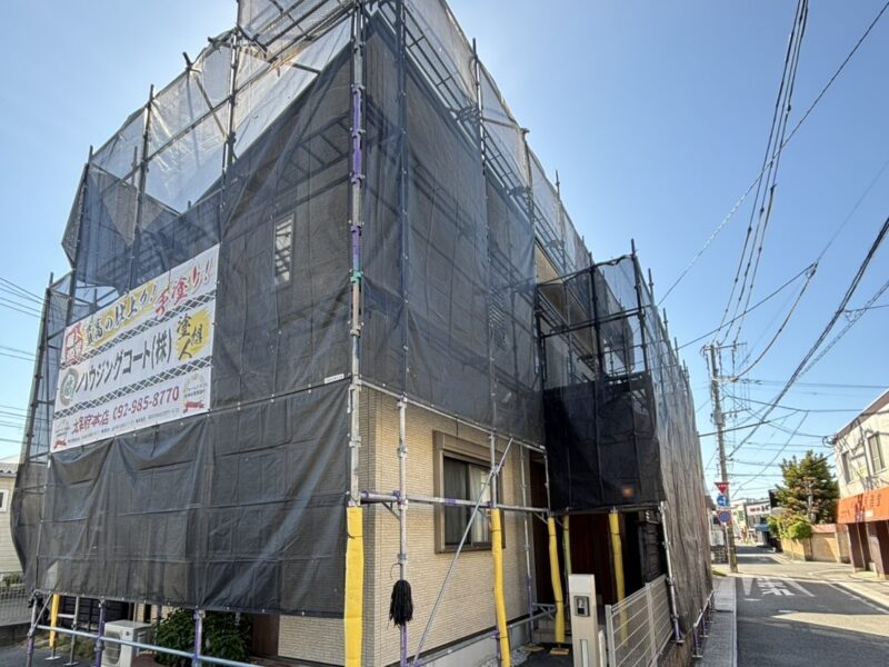 福岡県大野城市南ヶ丘のU様邸で通り沿いに面した外壁の汚れと屋根の保護機能を整え品よく引き締まった外観へ仕上げる塗装工事を行っています。2026年5月9日着工です。【HPより】