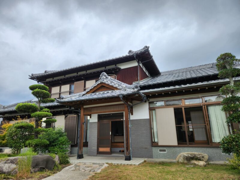福岡県福岡市東区和白東のK様邸で色落ちした木部と防水性が低下した外壁を整え和の風合いを生かす塗装工事を行いました。2026年4月18日完成です。【HPより】