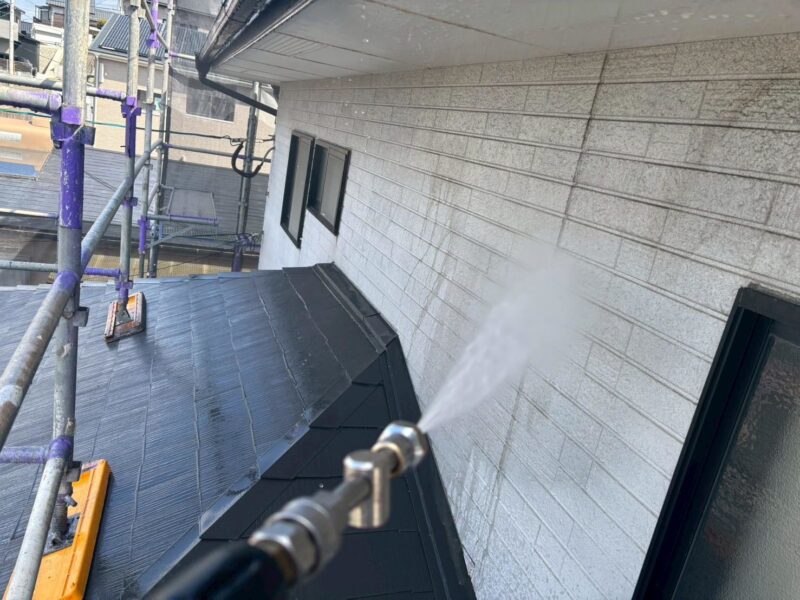 福岡県福岡市東区香椎駅東のM様邸で外壁の隙間や金具まわりのサビ跡と屋根の退色を整え防水性を高める塗装工事を行いました。2026年5月1日完成です。【チラシより】
