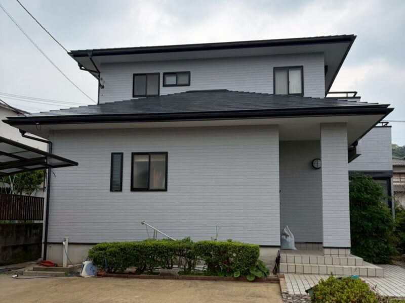 福岡県福岡市東区香椎駅東のM様邸で外壁の隙間や金具まわりのサビ跡と屋根の退色を整え防水性を高める塗装工事を行いました。2026年5月1日完成です。【チラシより】