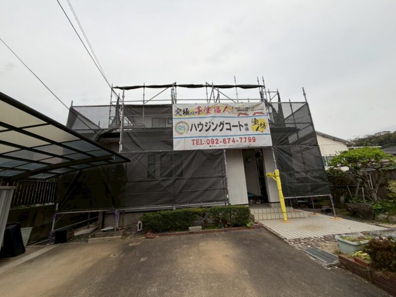福岡県福岡市東区香椎駅東のM様邸で外壁の隙間や金具まわりのサビ跡と屋根の退色を整え防水性を高める塗装工事を行いました。2026年5月1日完成です。【チラシより】