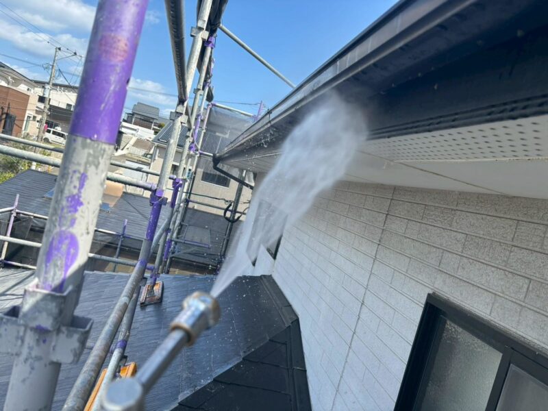 福岡県福岡市東区香椎駅東のM様邸で外壁の隙間や金具まわりのサビ跡と屋根の退色を整え防水性を高める塗装工事を行いました。2026年5月1日完成です。【チラシより】