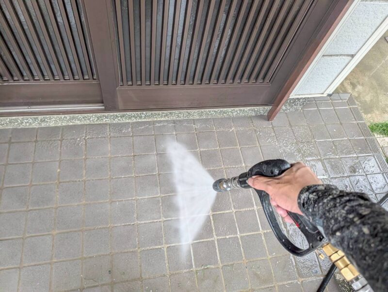 福岡県小郡市小郡のK様邸で外壁の色あせと屋根の塗膜劣化を改善する塗装工事を行っています。2026年6月24日着工です。【HPより】
