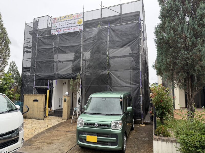 福岡県福岡市西区西の丘のM様邸で外壁の汚れと屋根の防水性低下を改善する塗装工事を行っています。6月1日着工です。【HPより】