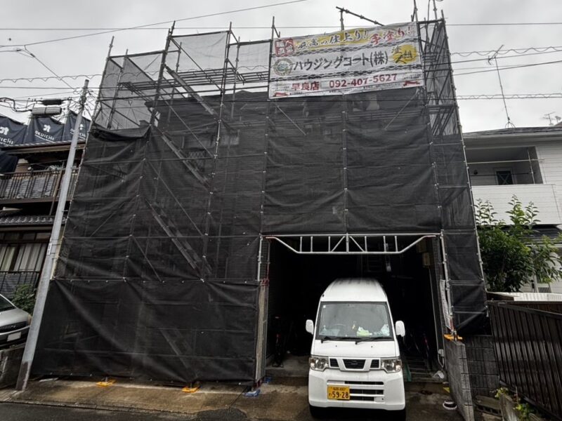 福岡県福岡市西区姪の浜のWアパート様で外壁の色あせと屋根の塗膜劣化を改善する塗装工事を行っています。6月4日着工です。【HPより】