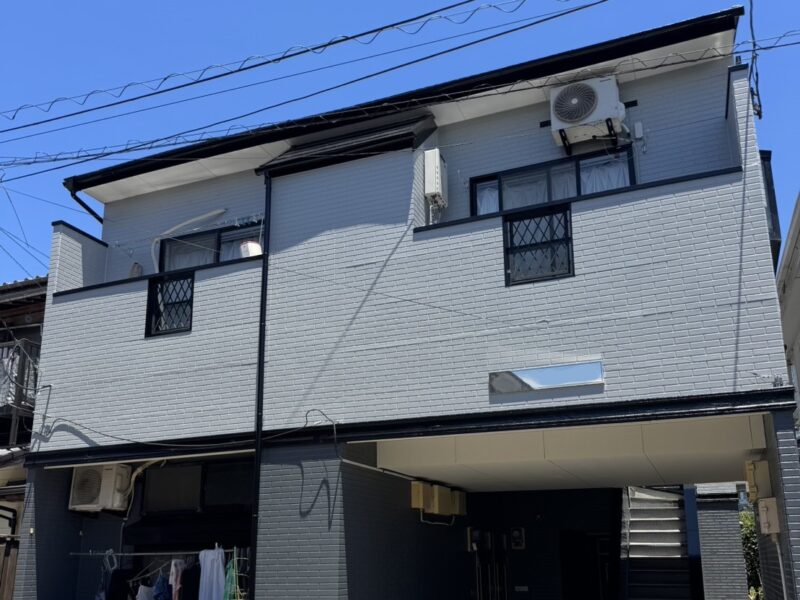 福岡県福岡市西区姪の浜のWアパート様で外壁の色あせと屋根の塗膜劣化を改善する塗装工事を行いました。2026年7月8日完成です。【HPより】