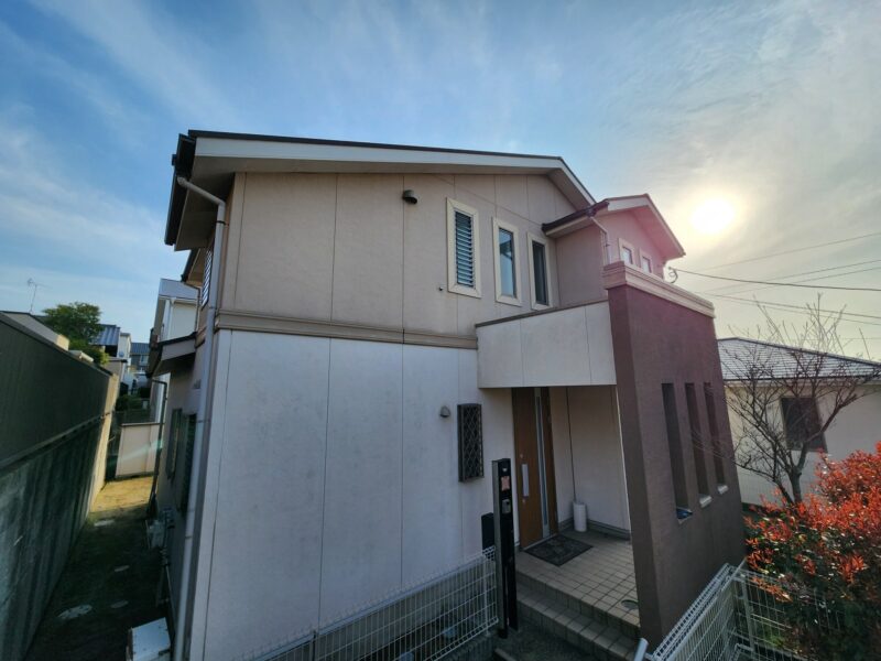 福岡県福岡市東区美和台のK様邸でヘアークラックと藻・カビを改善する外壁塗装、色あせと防水性低下を改善する屋根塗装工事を行いました。2026年8月12日完成です。【チラシより】
