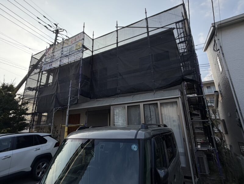 福岡県太宰府市五条のH様邸でチョーキングや汚れを改善する外壁・屋根塗装工事を行っています。2026年7月17日着工です。【HPより】