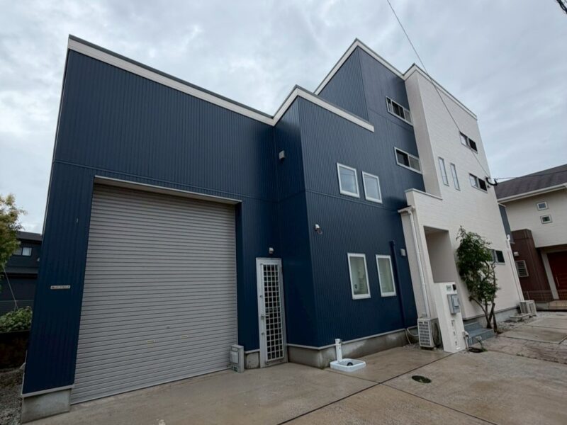 福岡県糟屋郡新宮町下府のH様邸で色あせやコーキングの劣化を改善するひび割れ補修と防水塗料を使用した外壁・屋根塗装工事を行いました。2026年6月24日完成です。【HPより】